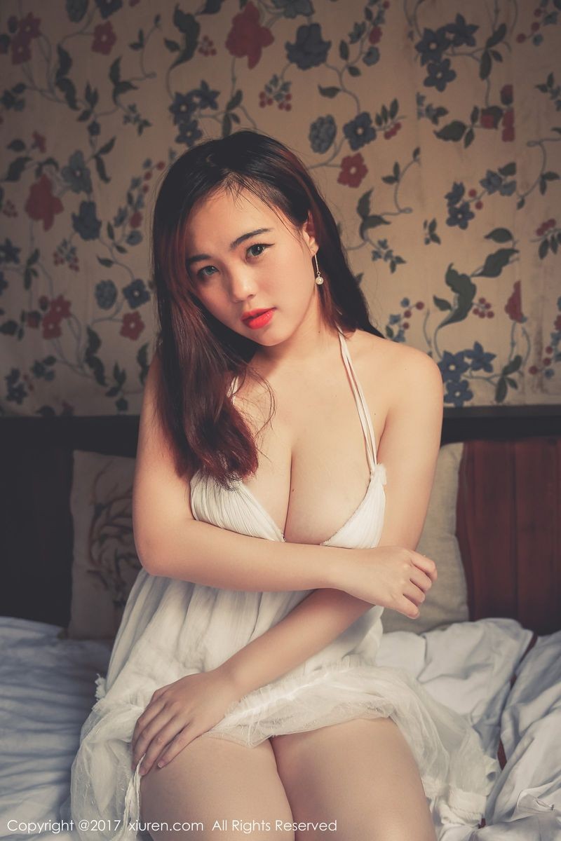 秀人网萝莉少女米爱Demon童颜巨乳蕾丝吊裙梦幻私房写真