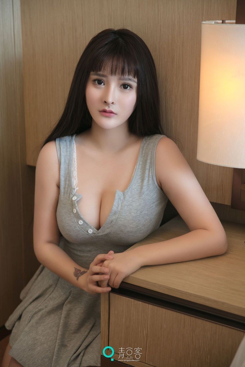 青豆客双马尾美女模特杨漫妮惹火身材白嫩爆乳性感写真