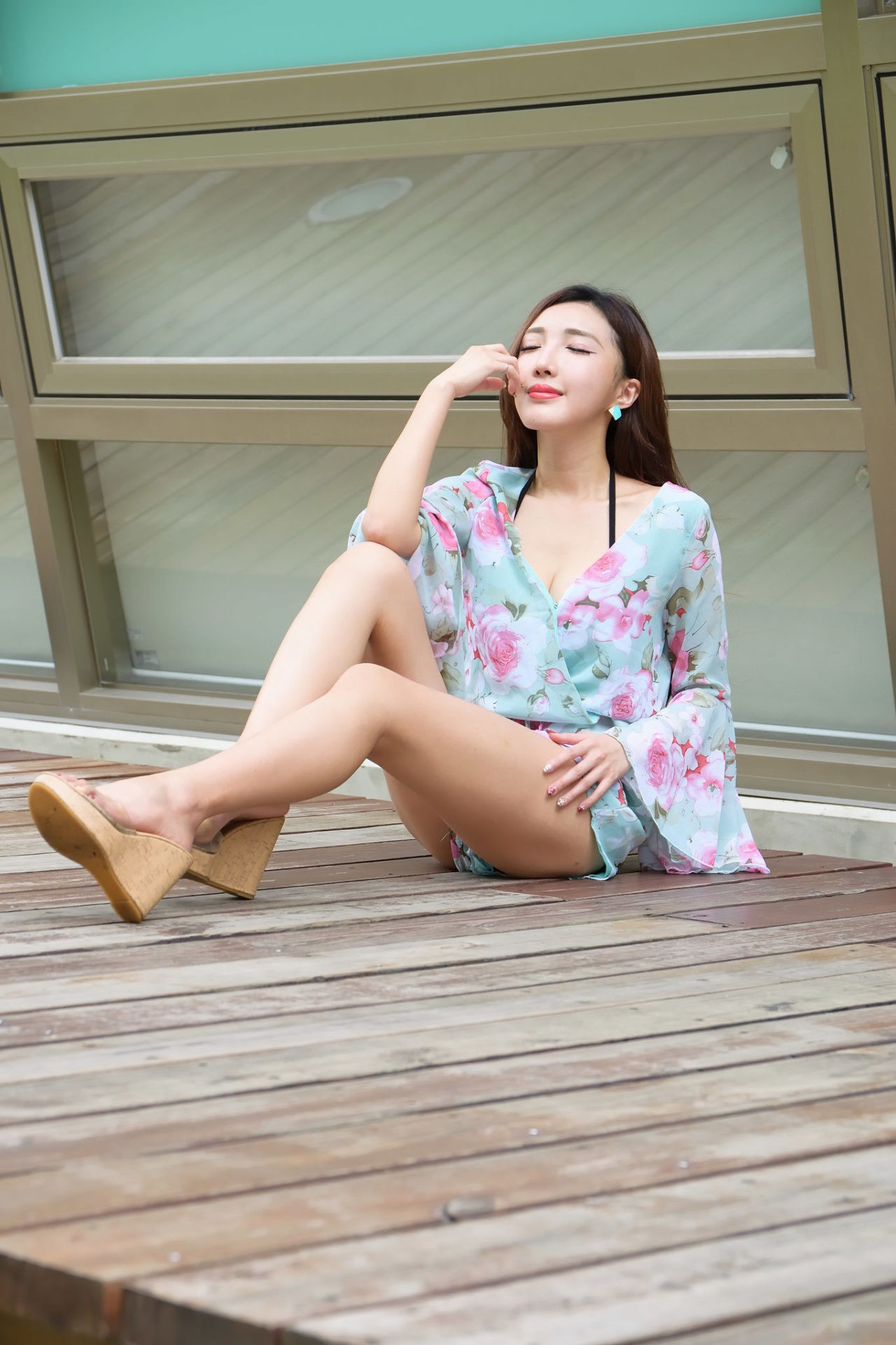 台湾美女模特赵芸白皙美胸修长美腿户外性感写真图集