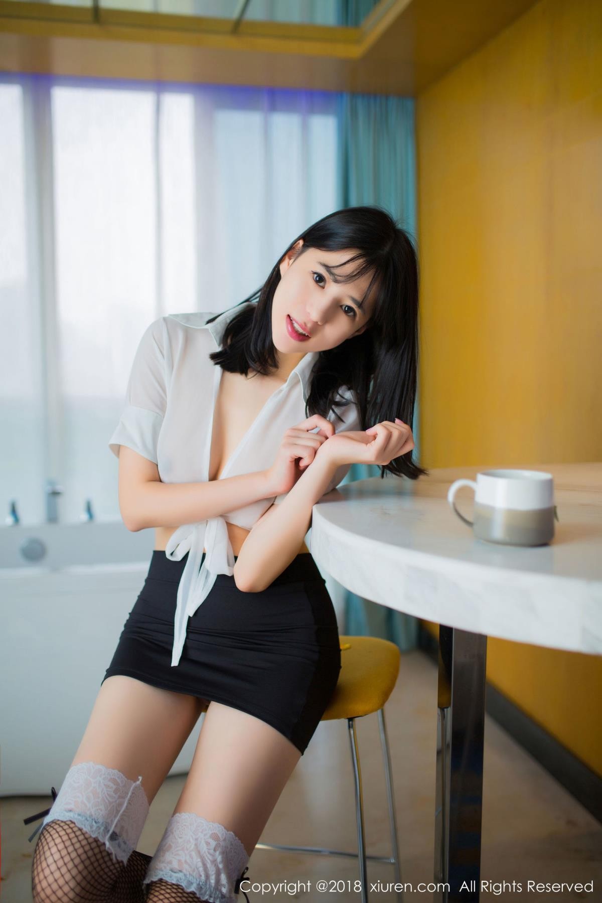 秀人网美女模特Ellie艾栗栗女秘OL黑丝美腿诱人写真