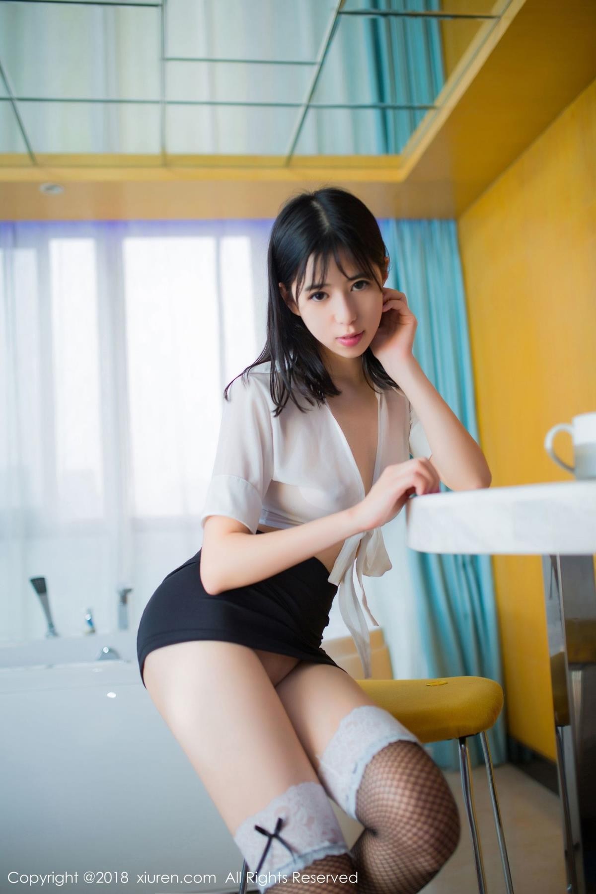 秀人网美女模特Ellie艾栗栗女秘OL黑丝美腿诱人写真