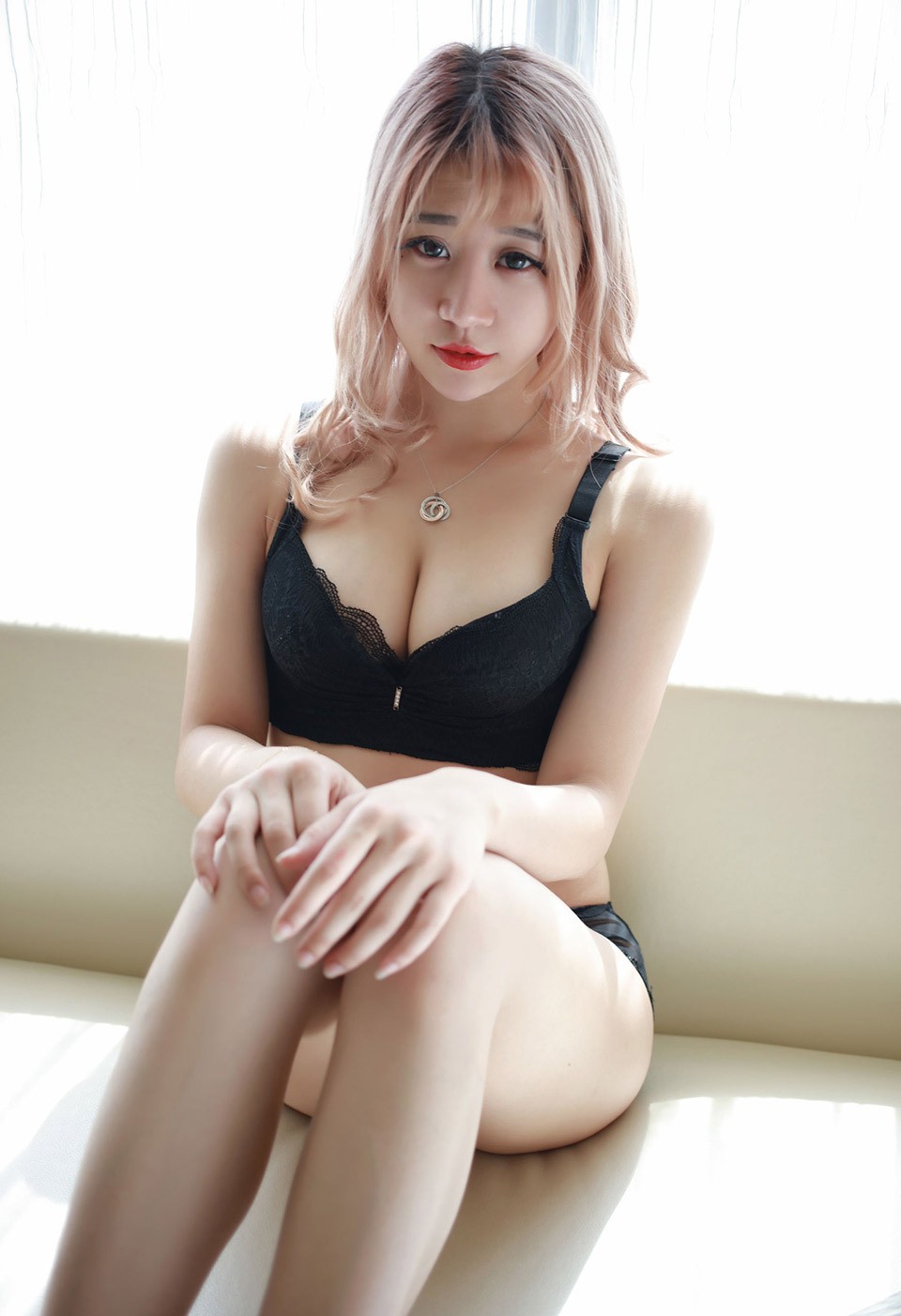 静静肤若琼脂勾人魂魄的金发美女