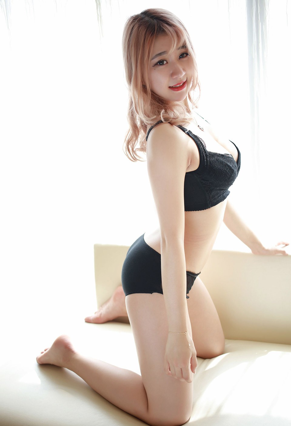 静静肤若琼脂勾人魂魄的金发美女