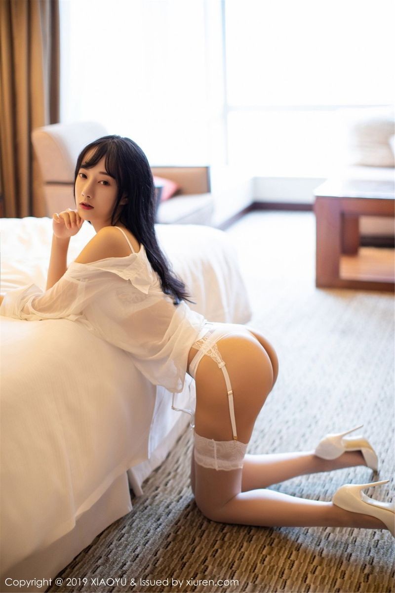 语画界美女模特何嘉颖白色低开衬衫蕾丝吊袜美腿性感写真