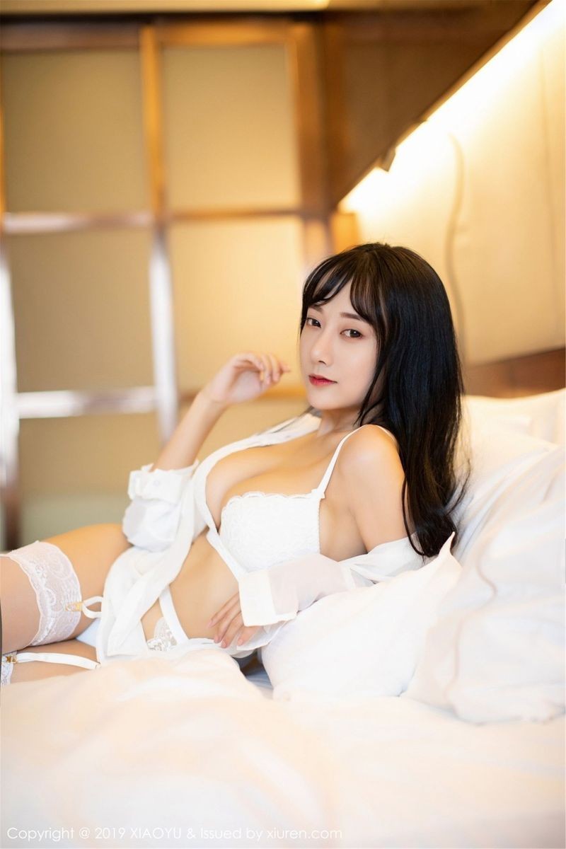 语画界美女模特何嘉颖白色低开衬衫蕾丝吊袜美腿性感写真