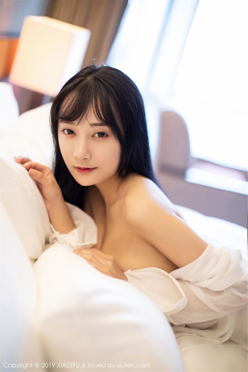 语画界美女模特何嘉颖白色低开衬衫蕾丝吊袜美腿性感写真