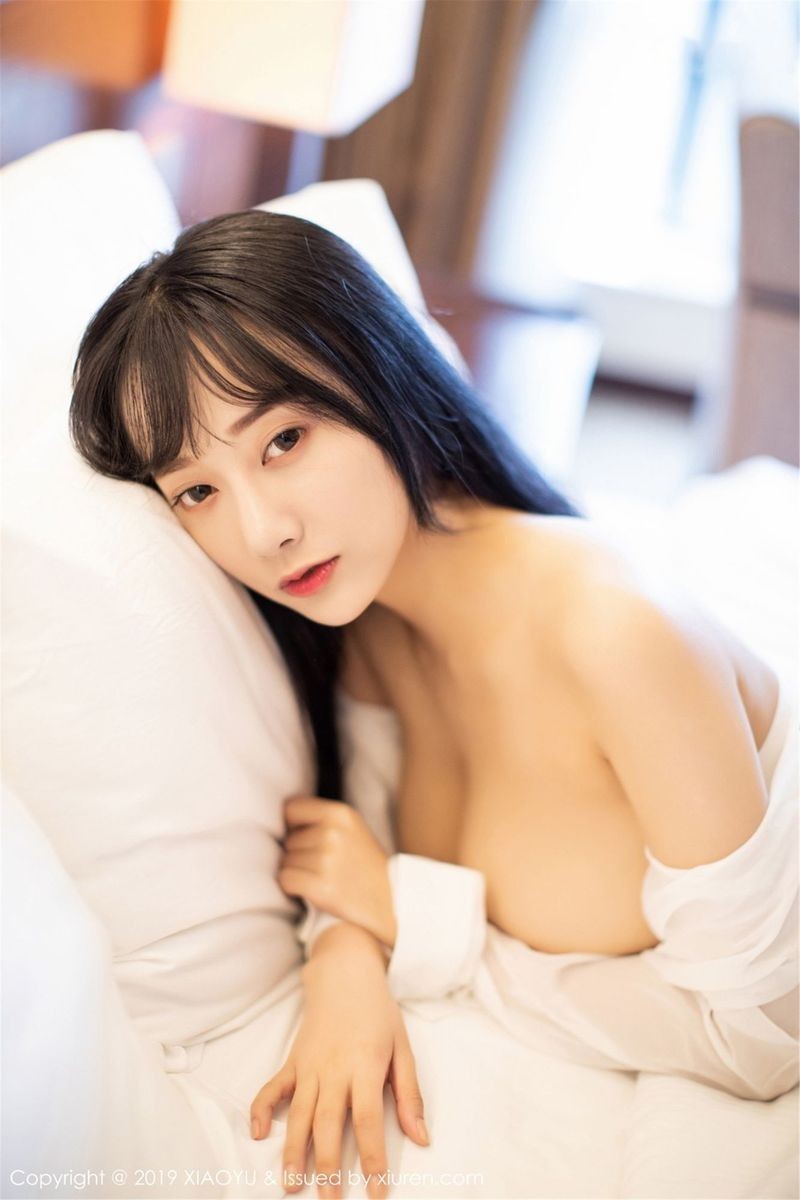 语画界美女模特何嘉颖白色低开衬衫蕾丝吊袜美腿性感写真