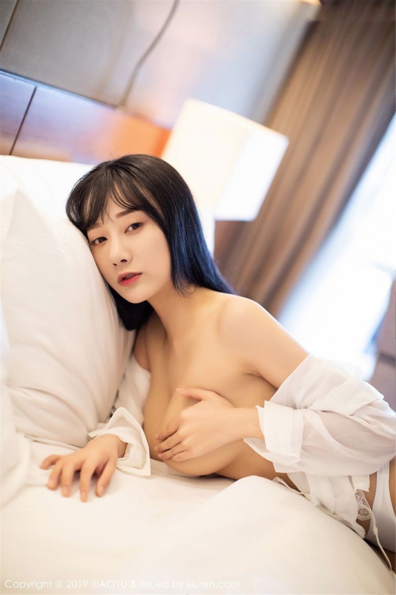 语画界美女模特何嘉颖白色低开衬衫蕾丝吊袜美腿性感写真