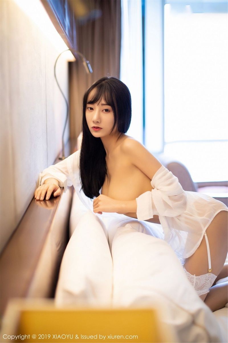 语画界美女模特何嘉颖白色低开衬衫蕾丝吊袜美腿性感写真