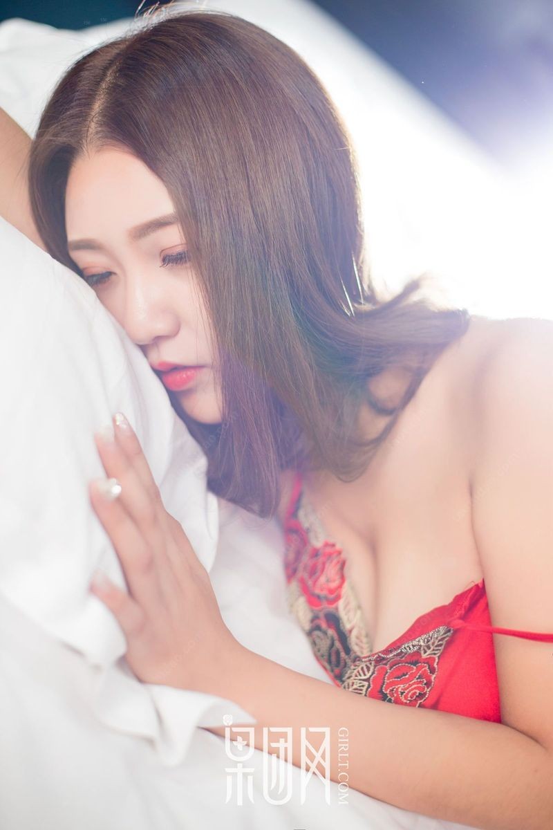 果团网美女模特七月Julie透视蕾丝内衣红色吊带衫私房美图