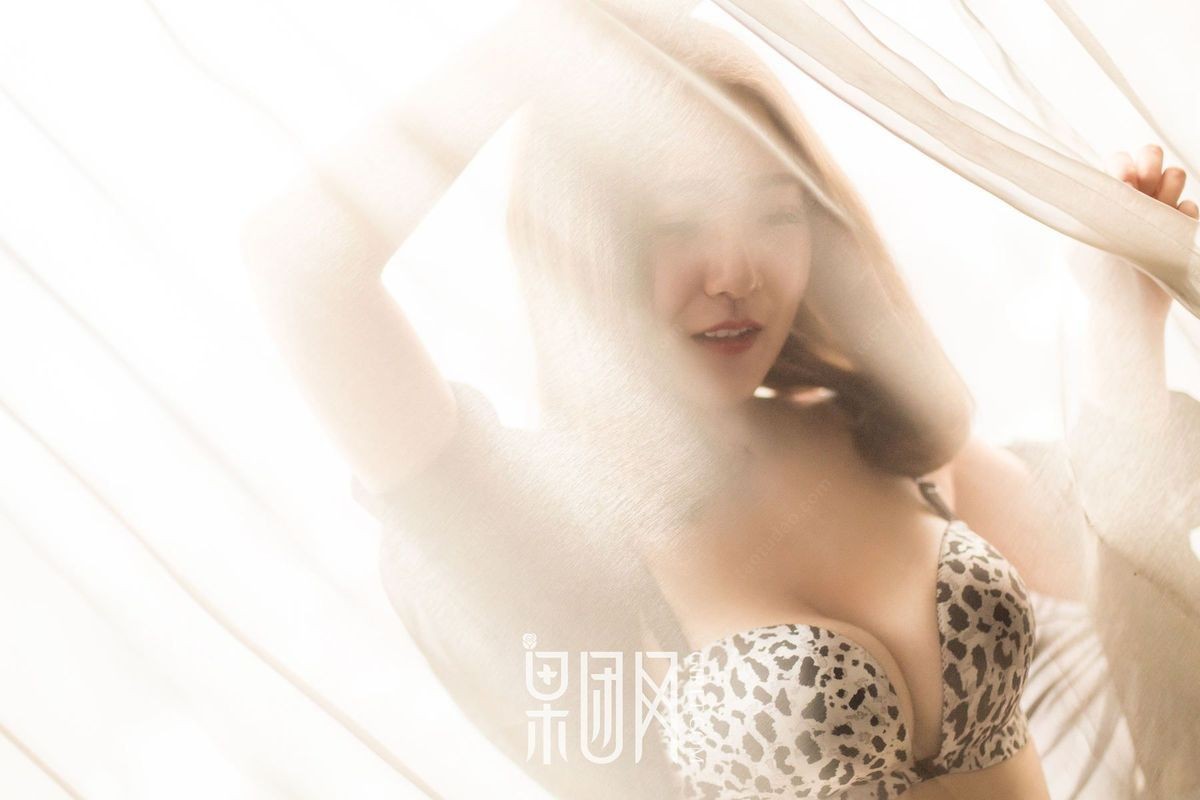 果团网美女模特七月Julie透视蕾丝内衣红色吊带衫私房美图