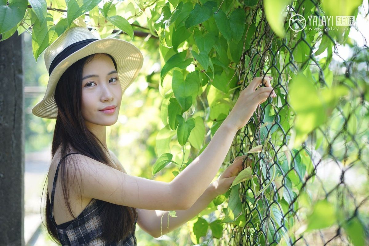 雅拉依清纯美女模特卡柔简约优雅酷感冷艳户外清新写真