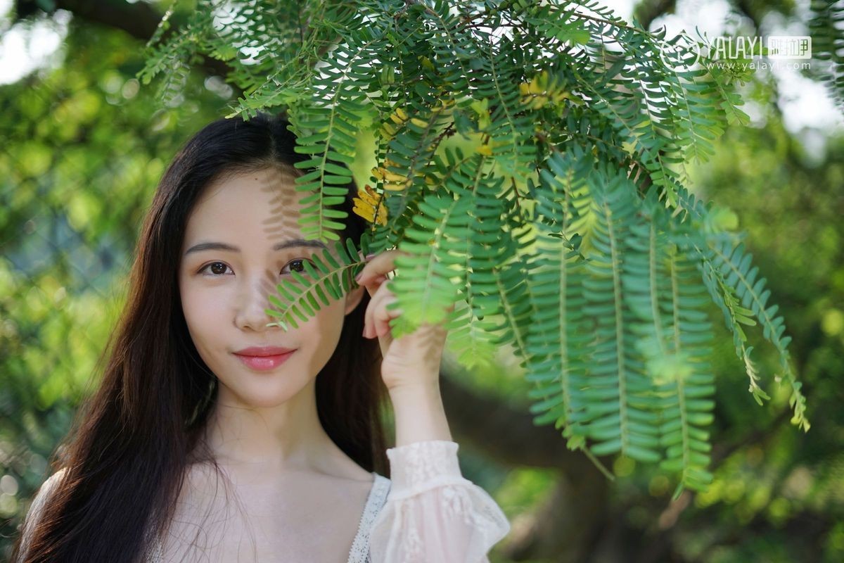 雅拉依清纯美女模特卡柔简约优雅酷感冷艳户外清新写真