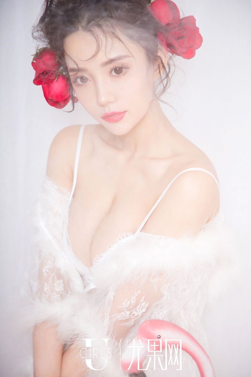 尤果网90后美女模特可欣透视吊裙白皙美胸性感唯美写真