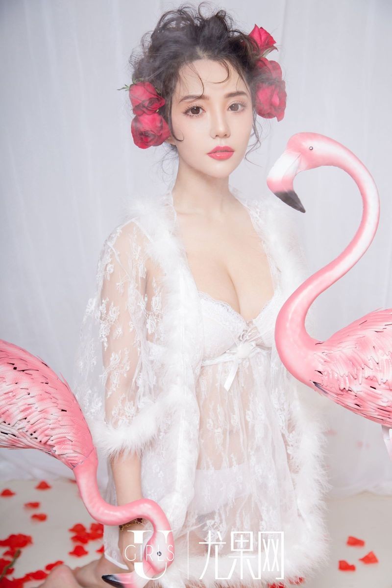 尤果网90后美女模特可欣透视吊裙白皙美胸性感唯美写真