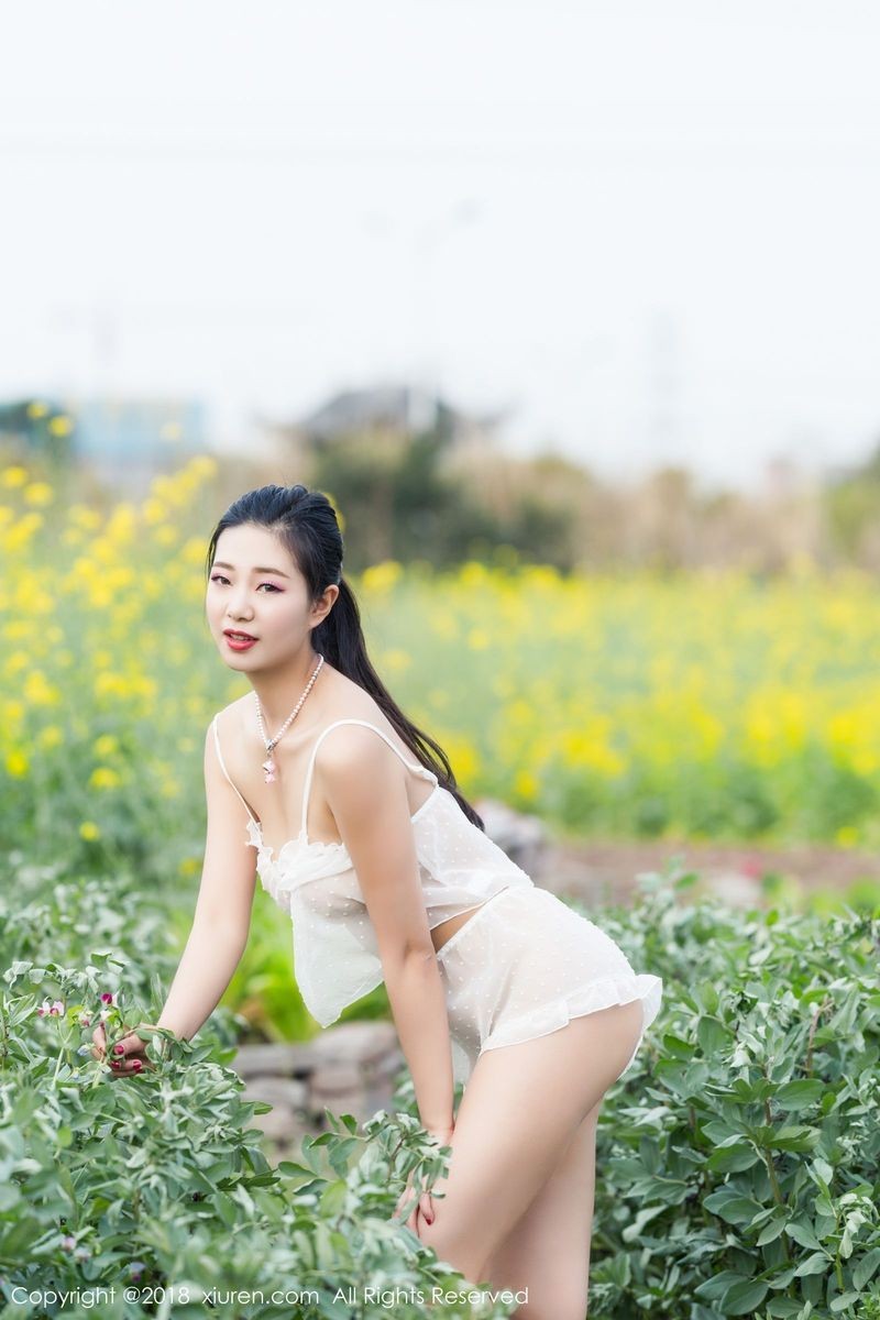 秀人网高颜值女神宋七七KIKI户外超大尺度野外露出火辣写真