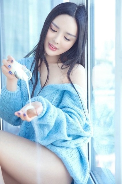 气质长发美女诱人香肩白皙美腿三角嫩鲍销魂写真