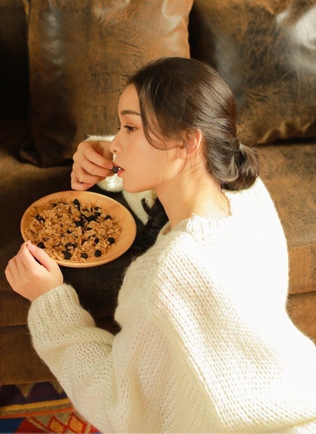 清纯长腿美女模特针织毛衣白皙美肌气质写真