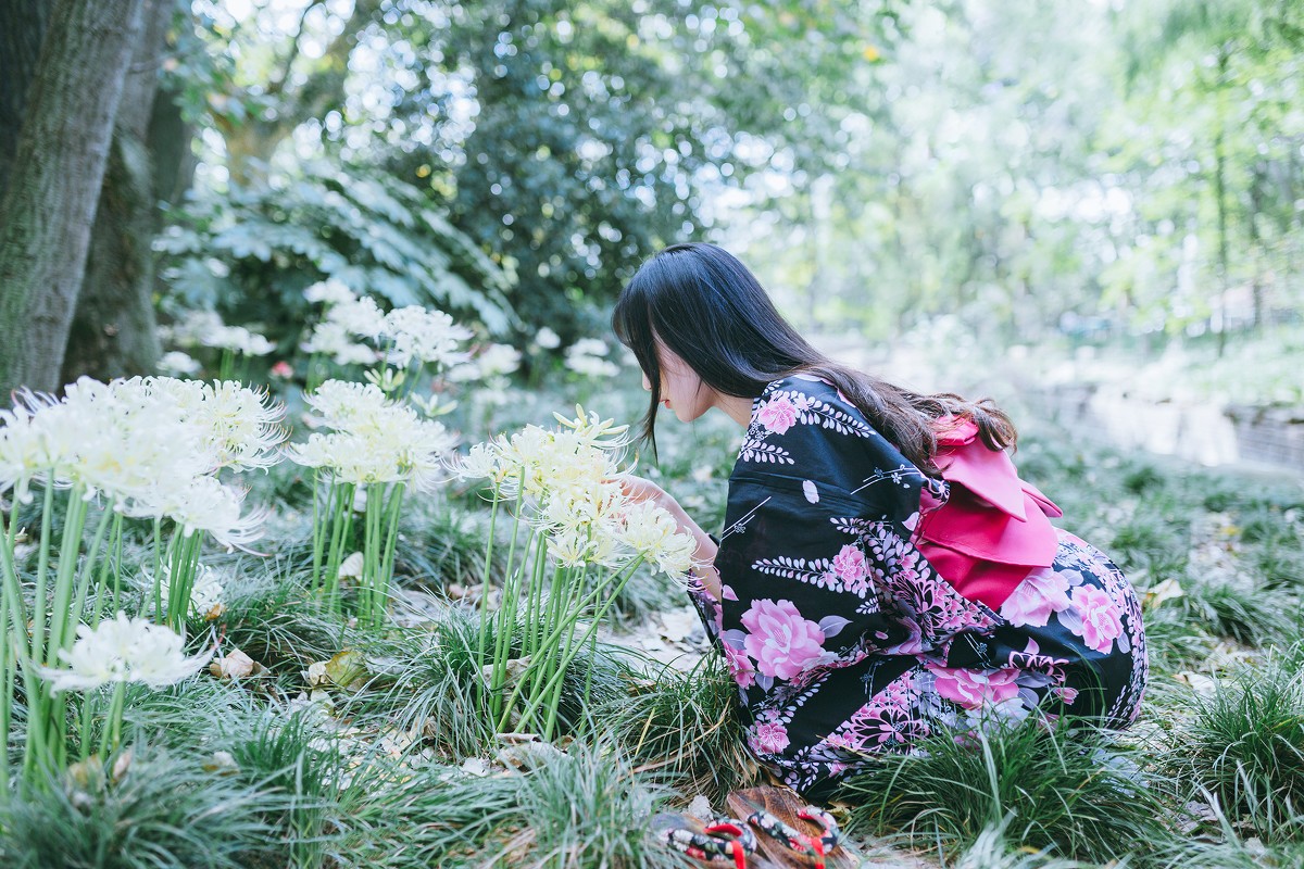 白皙和服美女花丛中写真