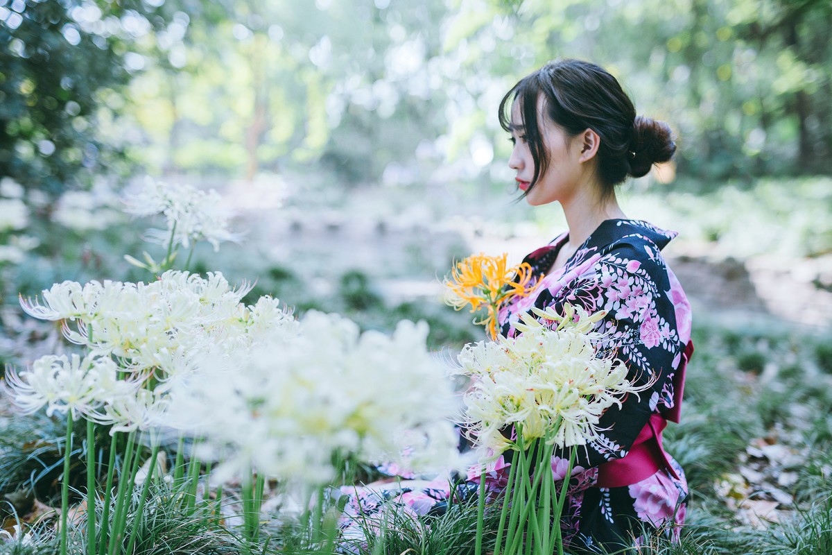 白皙和服美女花丛中写真