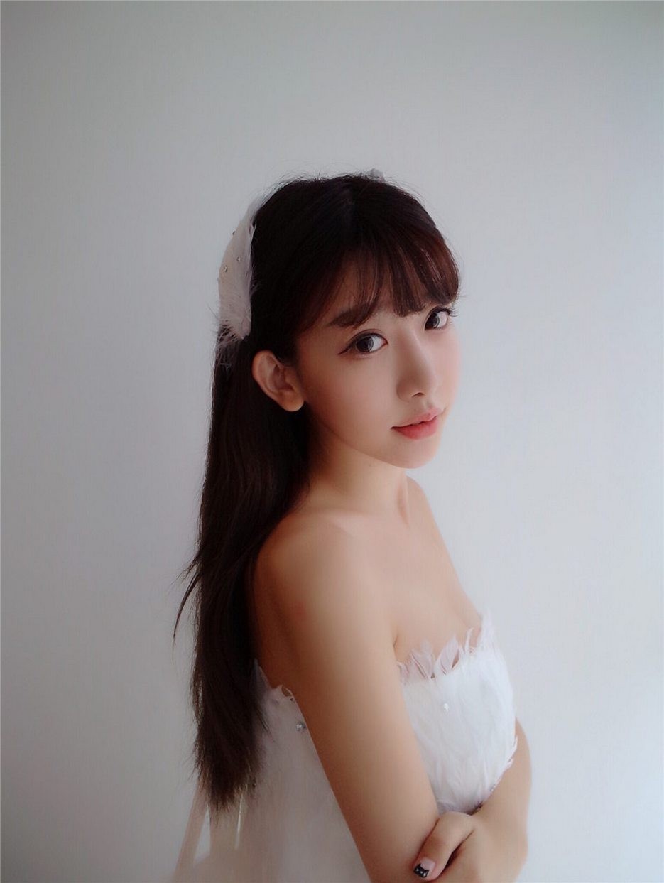 90后性感美女陈潇超短裙写真图片