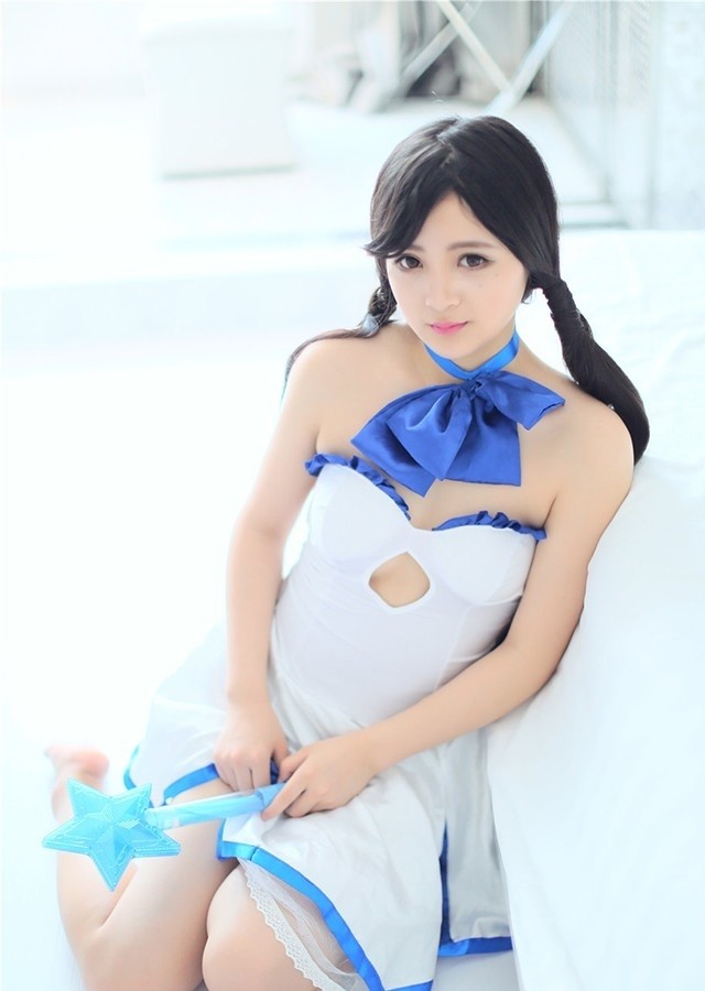 软萌妹子水嫩身姿美乳嫩臀制服诱惑人体艺术摄影