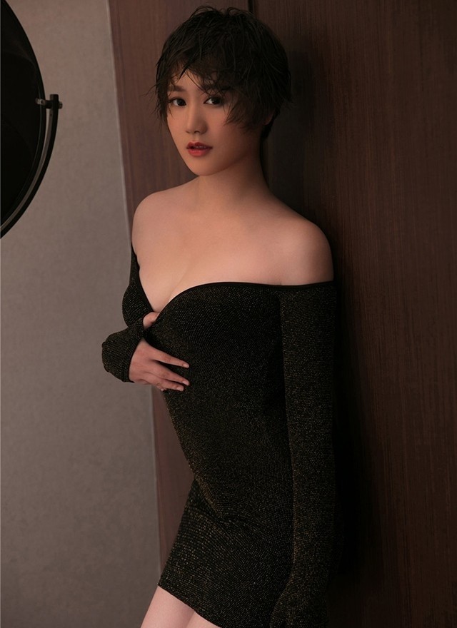 风骚巨乳少妇一字肩丰满酥胸事业线销魂激情写真