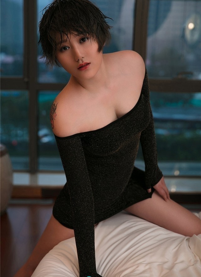 风骚巨乳少妇一字肩丰满酥胸事业线销魂激情写真