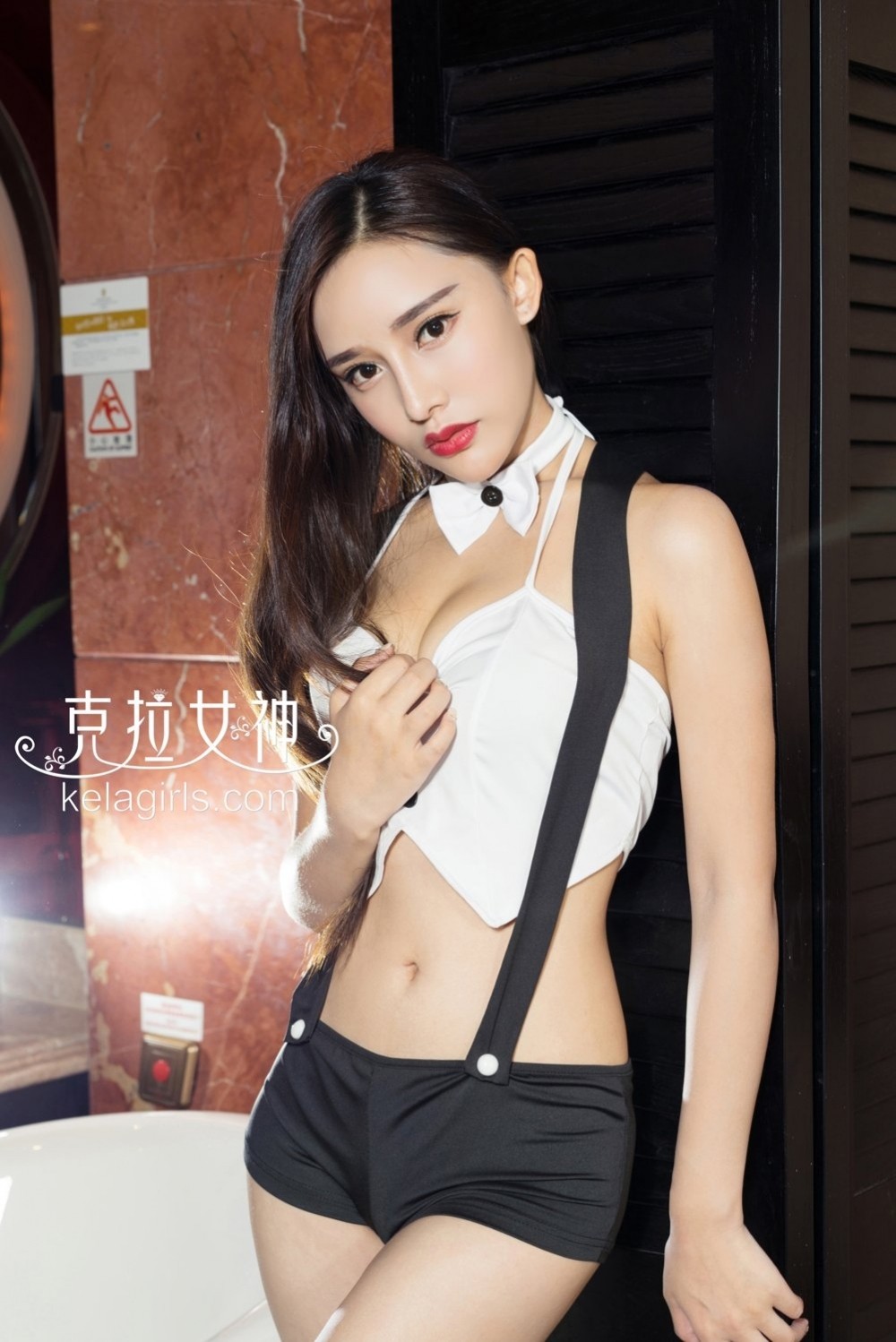 美女模特小西低胸长裙写真美乳诱人