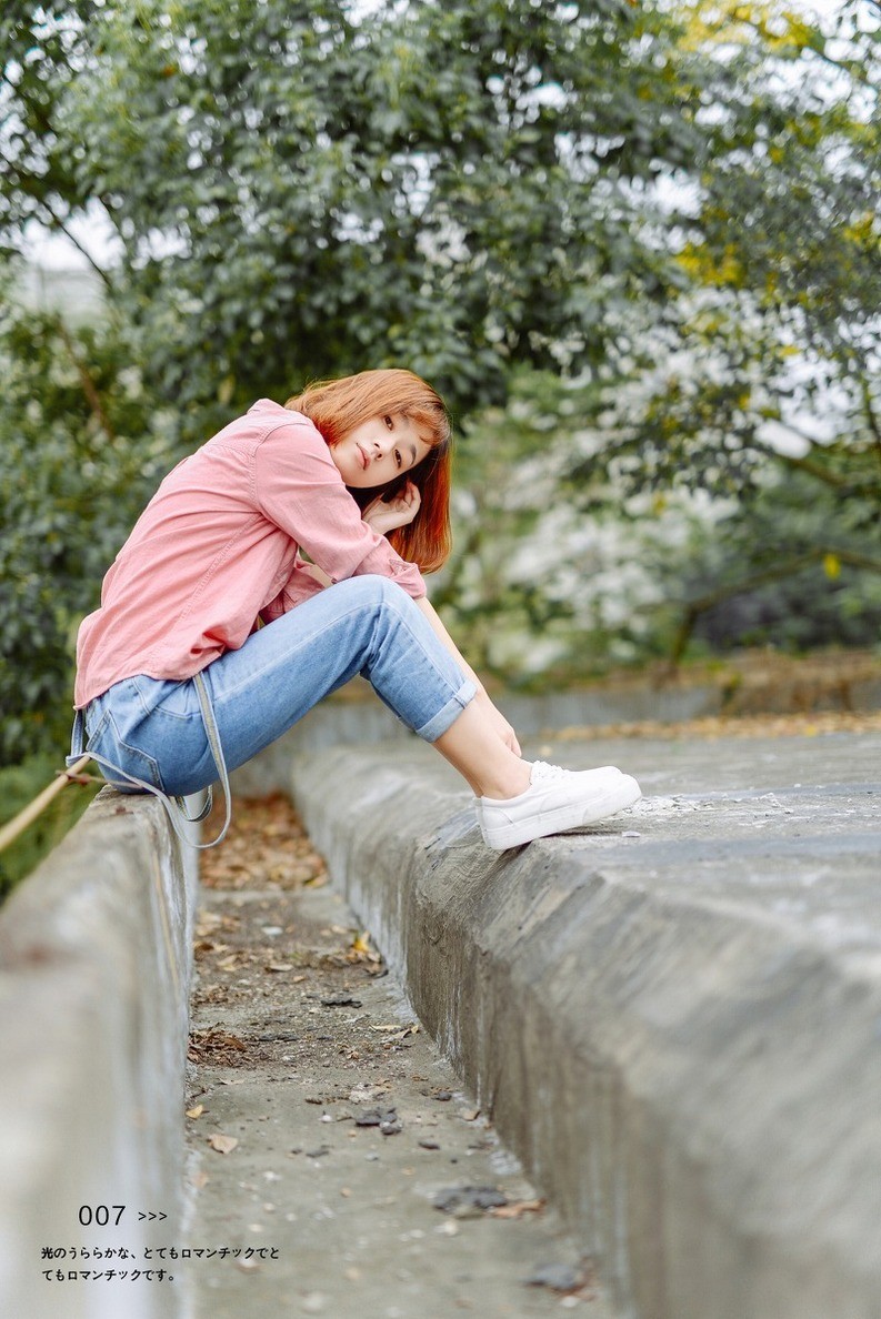 邻家短发清纯牛仔裤美女迷人户外照