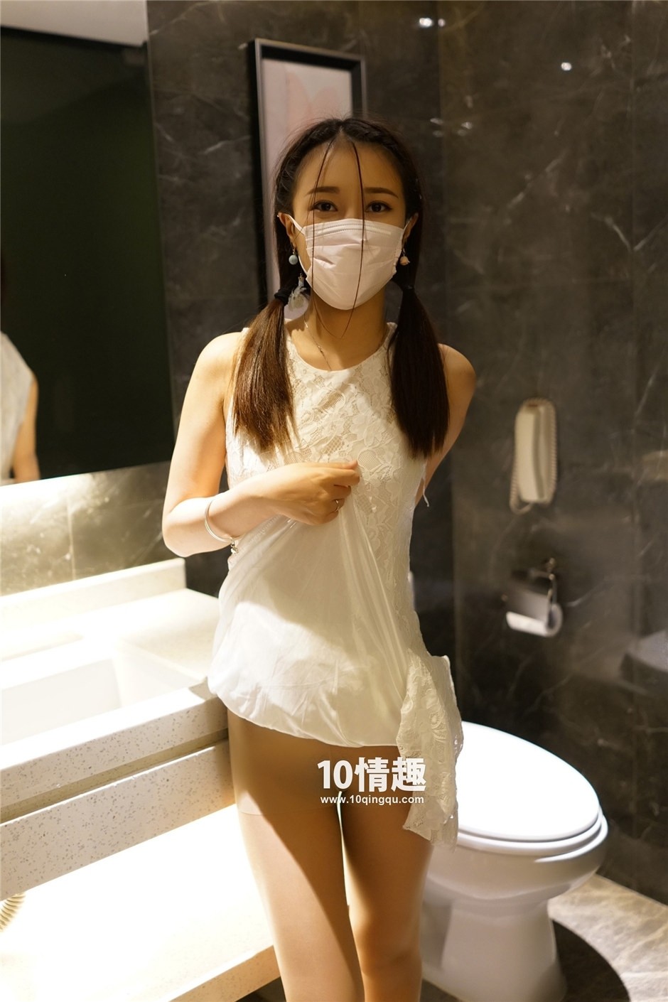 带口罩的连衣裙美女厕所大胆丝袜露点走光写真图片