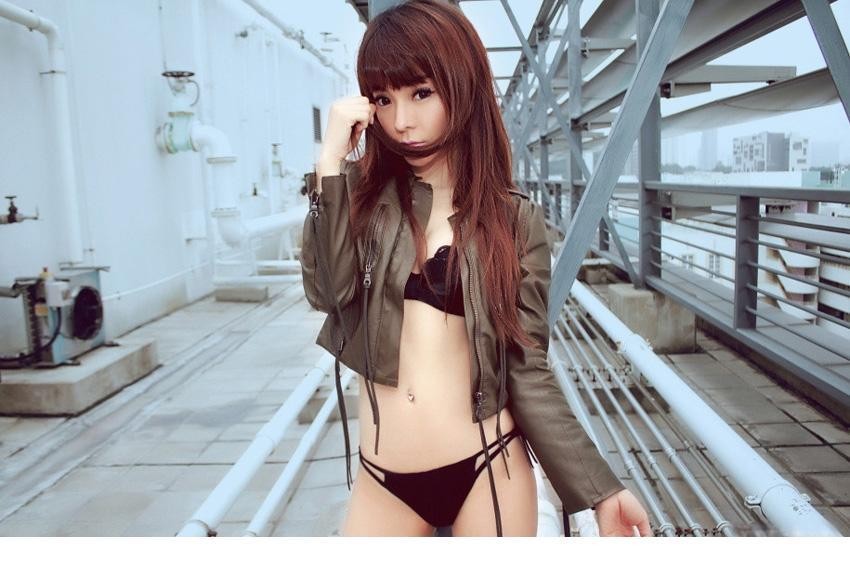 狂野比基尼美女户外性感写真照