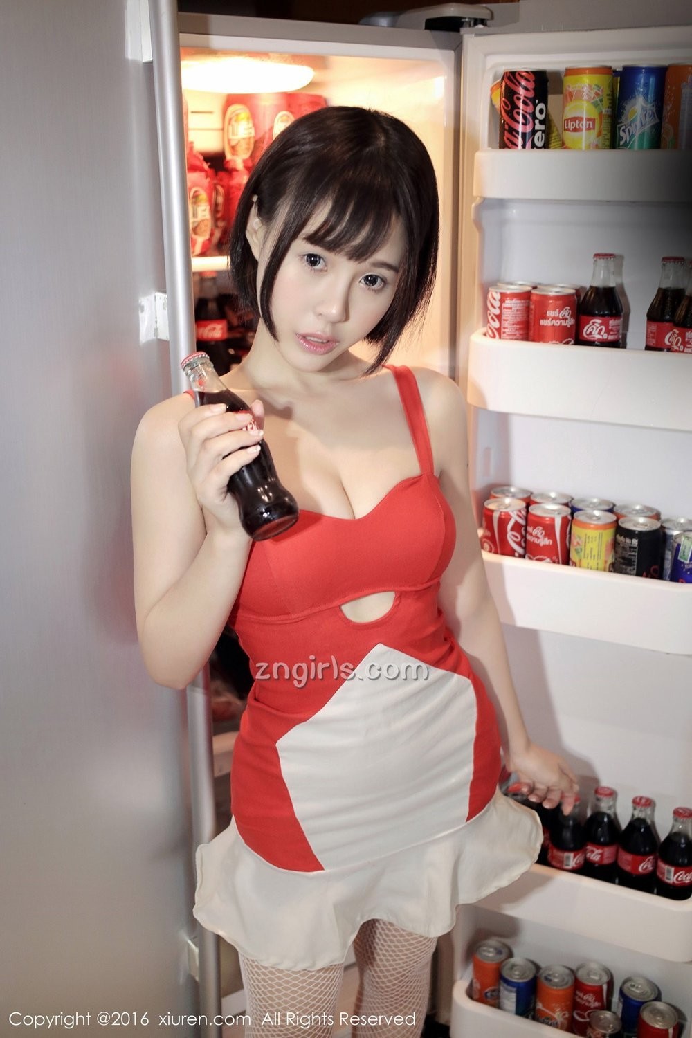 90后短发美女Evelyn艾莉大秀性感迷人乳沟