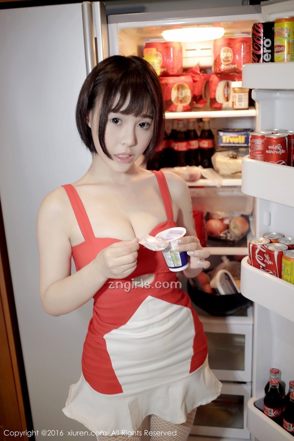 90后短发美女Evelyn艾莉大秀性感迷人乳沟