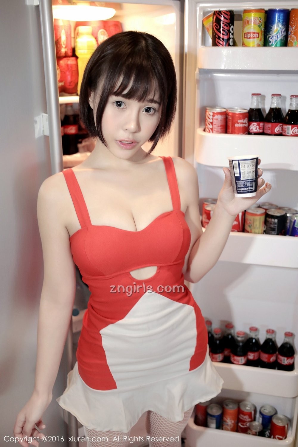 90后短发美女Evelyn艾莉大秀性感迷人乳沟