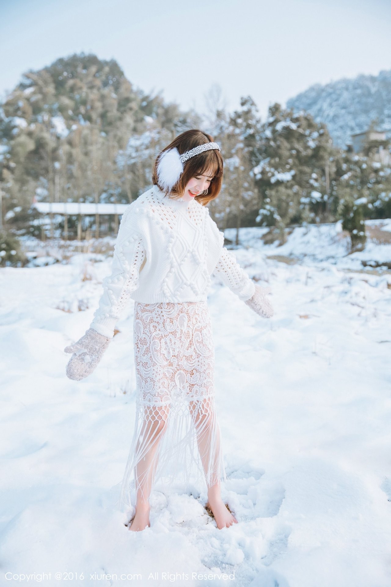 秀人网美女萝莉徐cake雪地秀迷人乳沟照