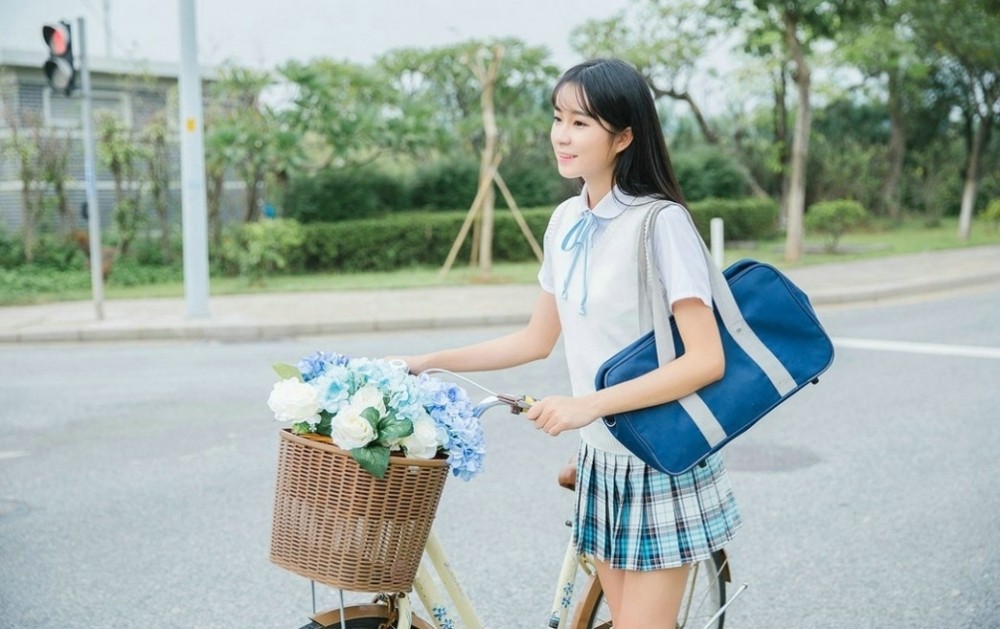 马尾青春校花蓝色百褶裙制服美女清纯唯美写真