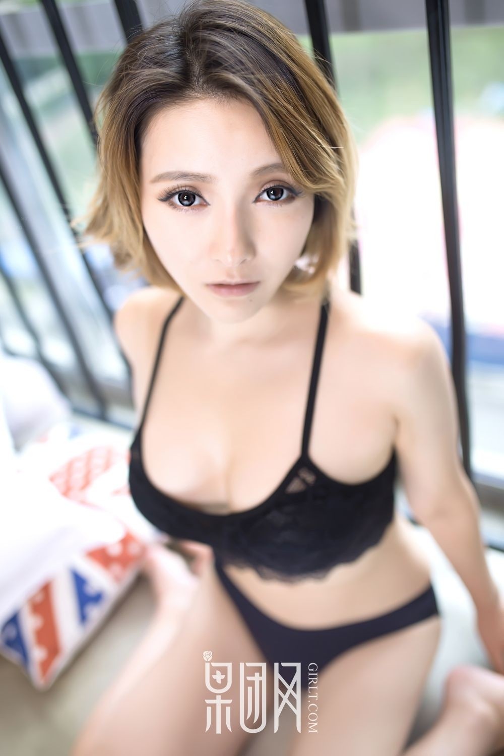 短发美女蕾丝内衣写真性感迷人