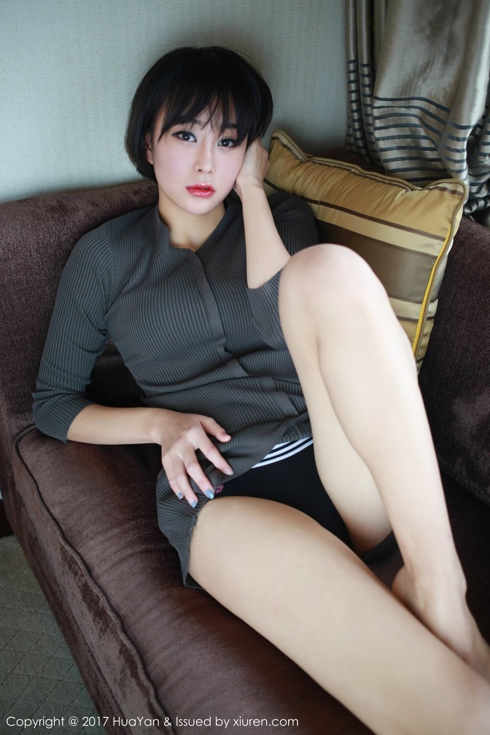 短发美女艺蕾私房短裙写真美腿迷人