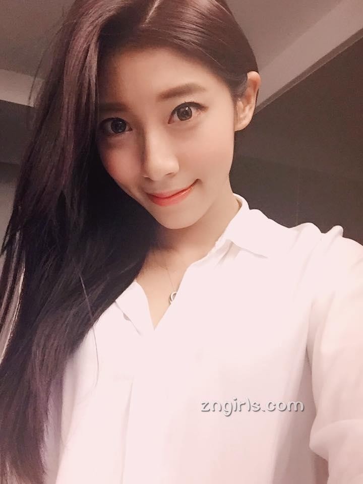 台湾美女老师晴晴私房自拍照笑容迷人