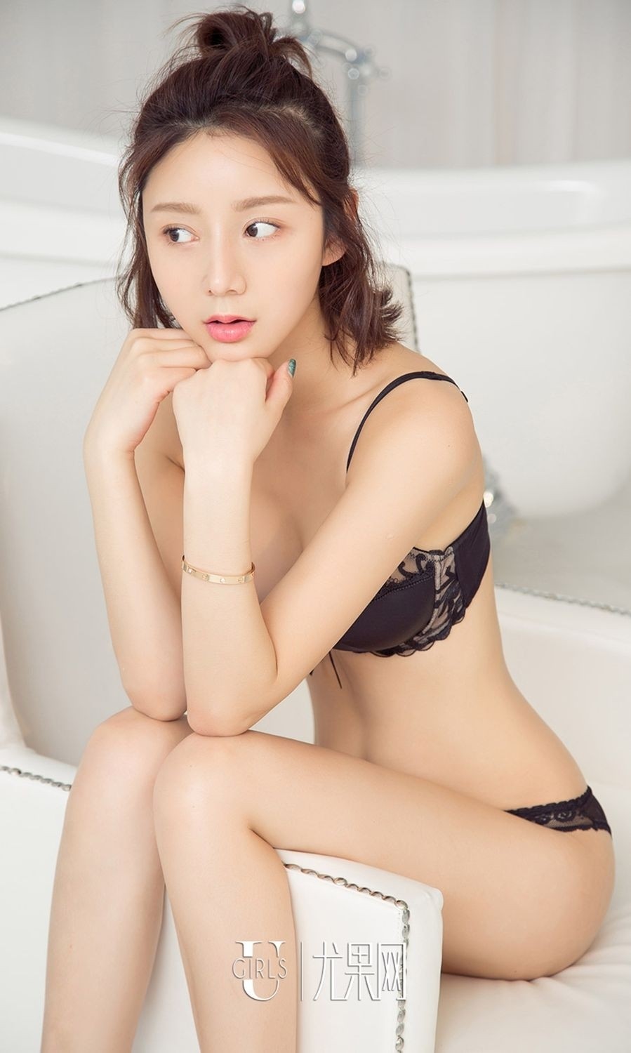 短发美女田慕儿蓝色衬衫写真内衣诱惑