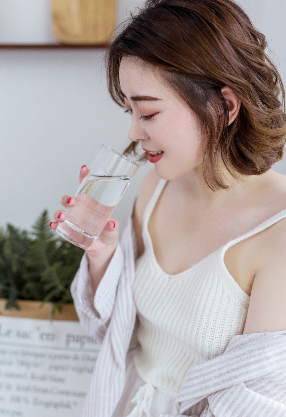 轻熟美女性感蕾丝吊带内衣酥胸白嫩火辣私房美腿写真