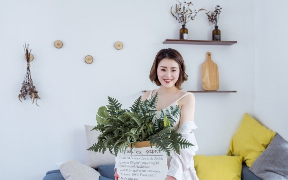 轻熟美女性感蕾丝吊带内衣酥胸白嫩火辣私房美腿写真