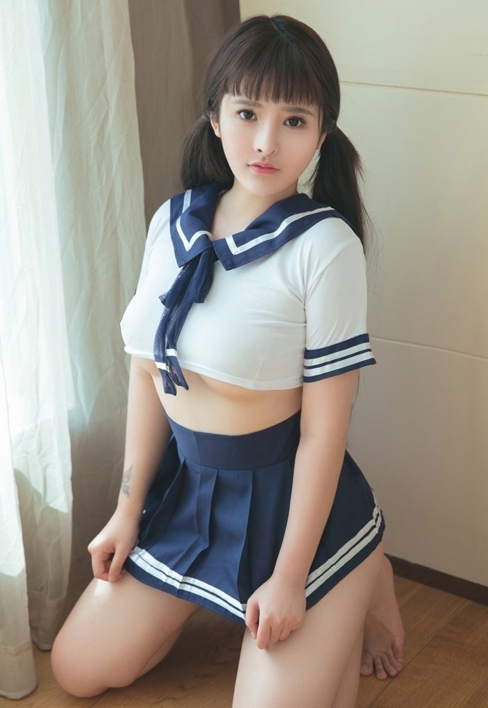 长相神似夏美酱巨乳翘臀妹妹蓝色jk制服大尺度诱惑写真