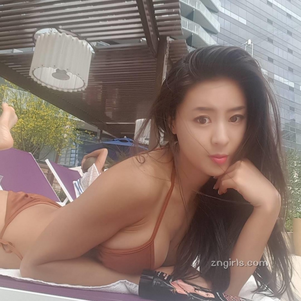 韩国美女文世琳泳装私房照巨乳诱人