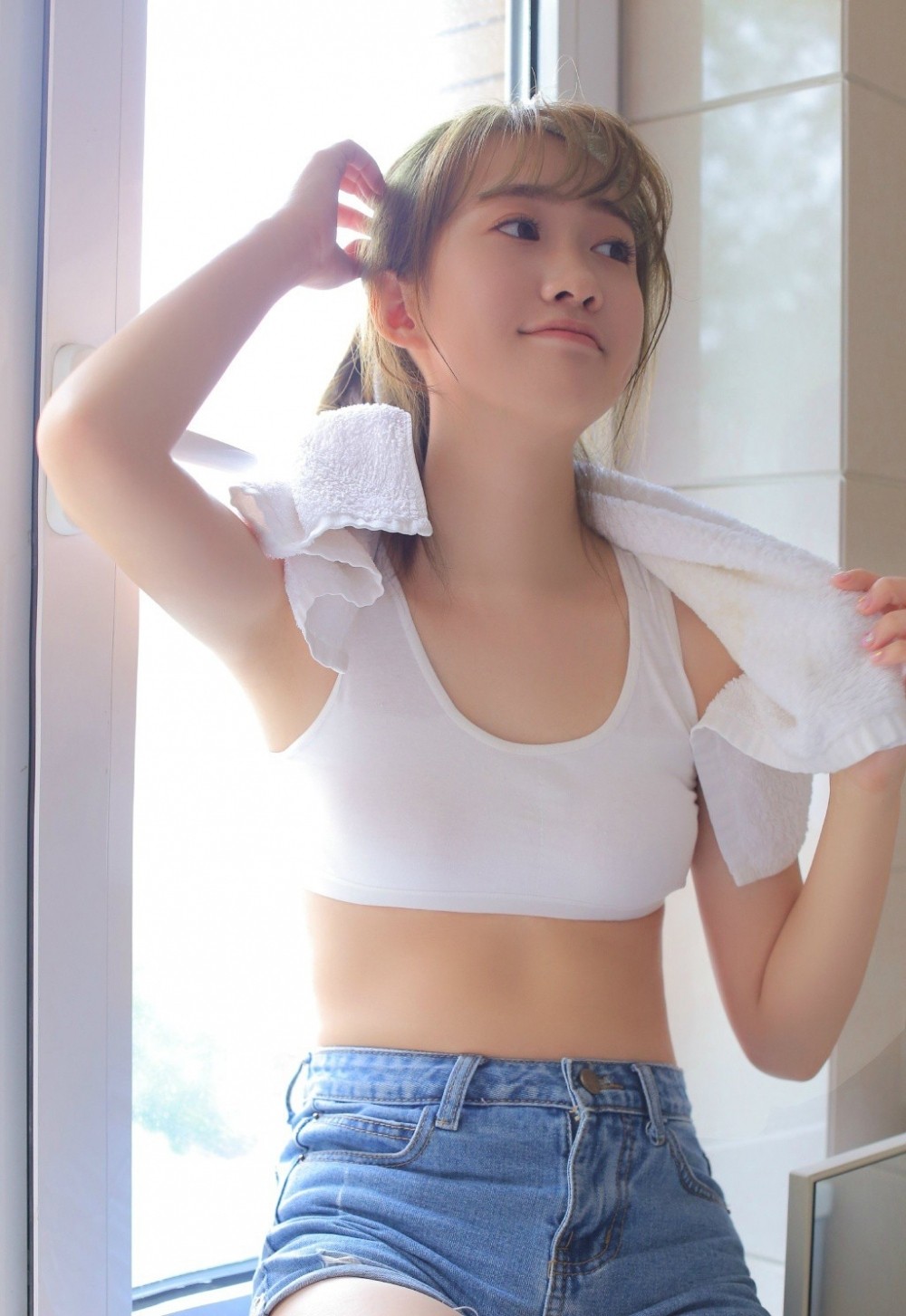 清纯素颜少女牛仔短裤夏日清凉白嫩美腿性感撩人写真