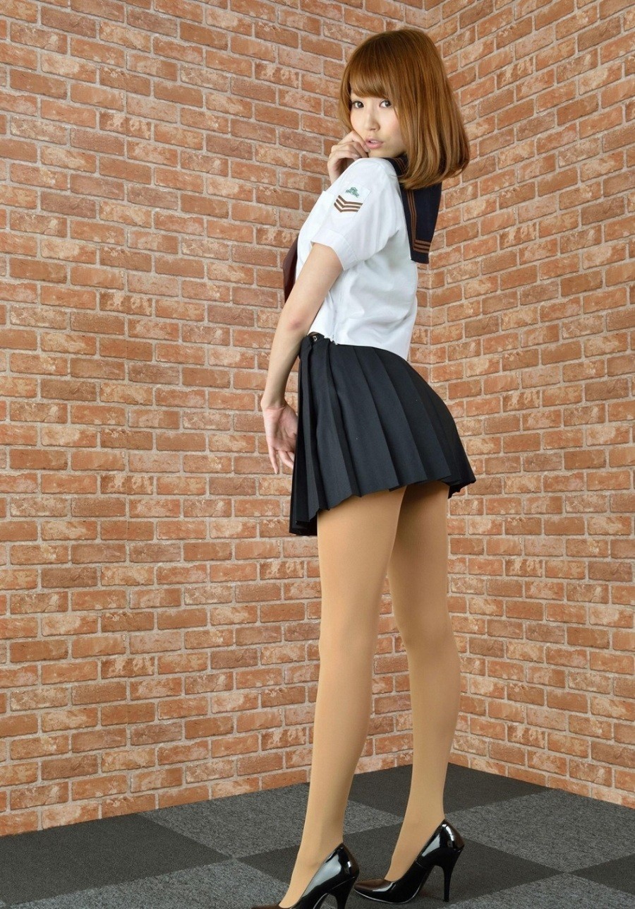 台湾小美眉嫩模学生制服性感肉色丝袜短裙惹火美腿写真