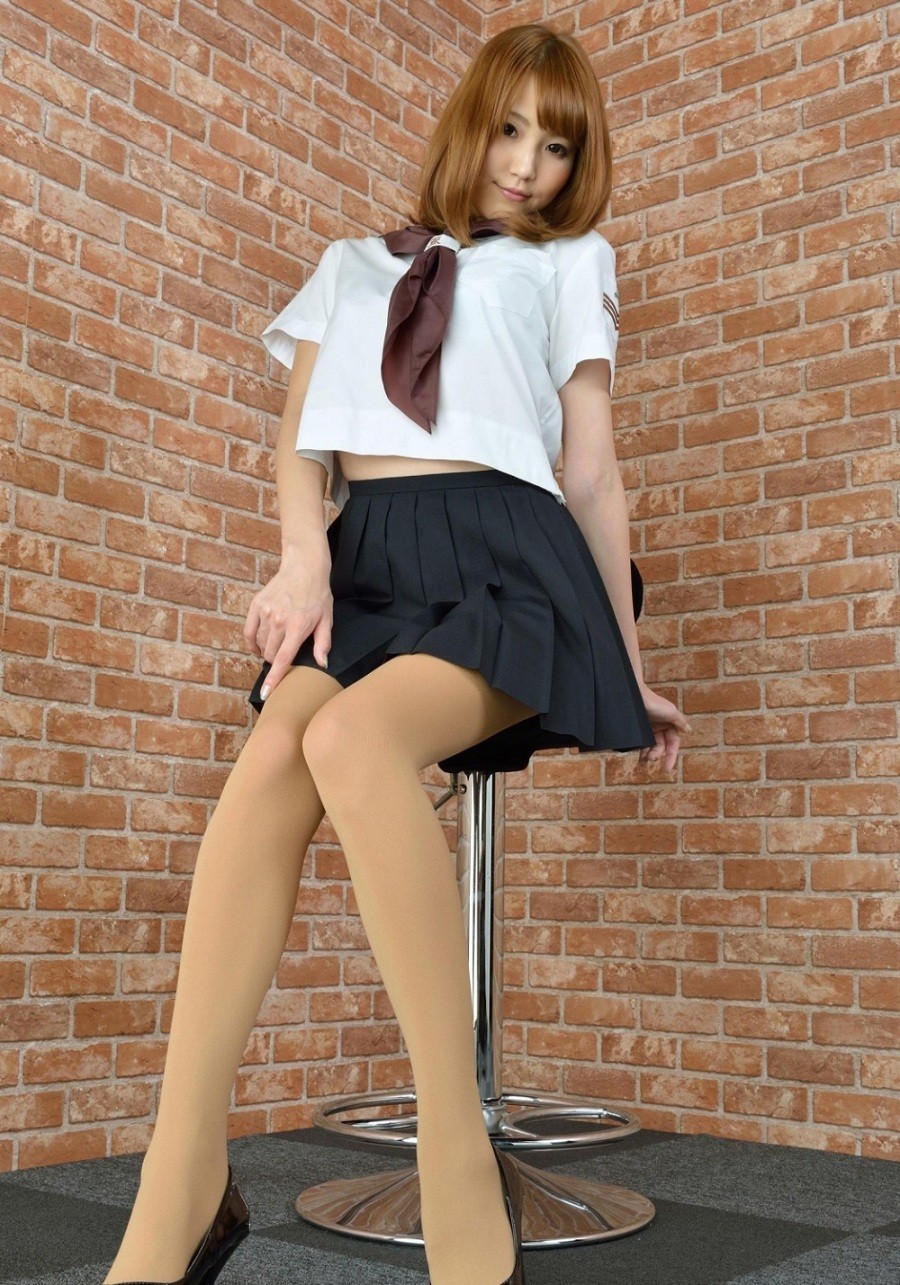 台湾小美眉嫩模学生制服性感肉色丝袜短裙惹火美腿写真