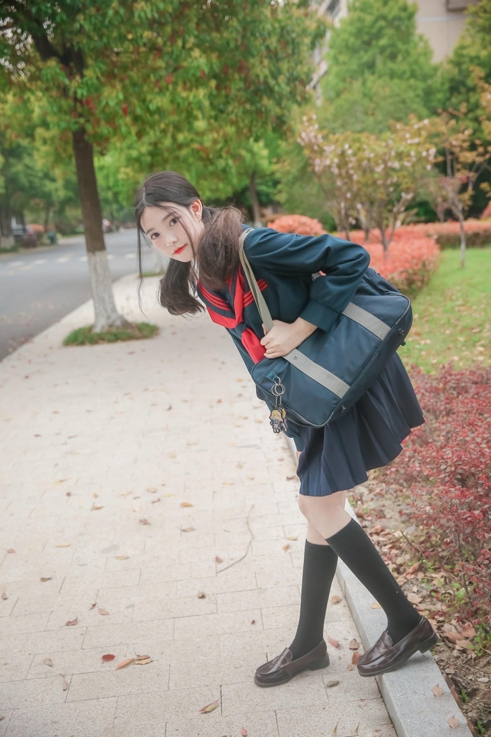 杏仁粉嫩脸蛋气质校花妹子学生制服校园唯美诱惑写真