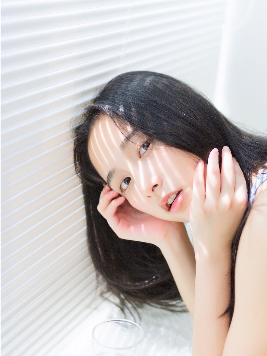 卧蚕美女清秀白嫩居家无袖裙子酥胸美腿性感私房写真